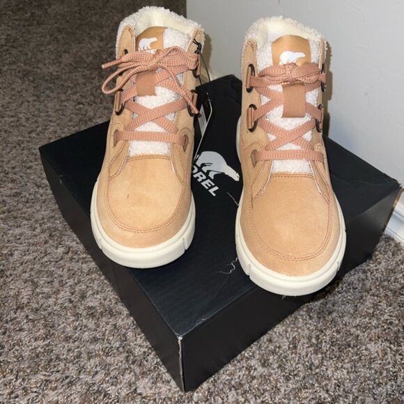 UGG Classic Short: Timeless Warmth for Every Step - Picture 5 of 7